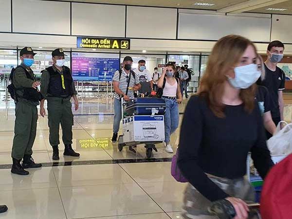 Hàng không lại 'cầu cứu' vì Hà Nội chống dịch '3 tại chỗ' với cả nhân viên sân bay