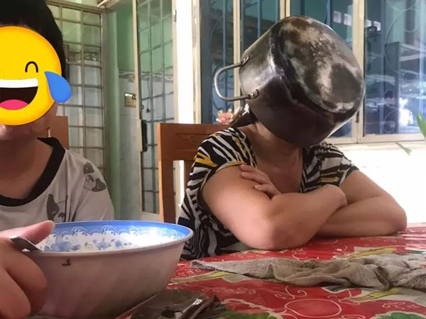 Cười đau ruột với màn cãi cọ, giận dỗi như thanh niên đôi mươi của phụ huynh, mẹ úp cả cái nồi vào mặt 'ép' bố phải chủ động làm hòa