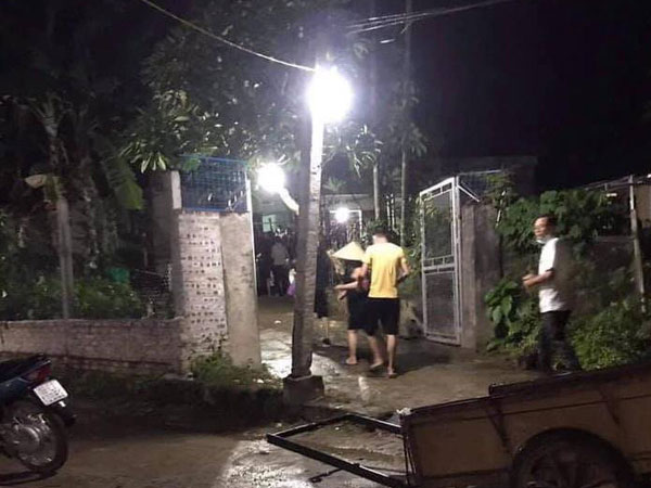 Bé trai 7 tuổi bị điện giật tử vong, trên tay cầm điện thoại