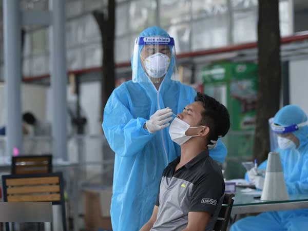 Ảnh: Hà Nội bắt đầu triển khai test nhanh kháng khuyên SARS-CoV-2 cho tài xế 'luồng xanh'