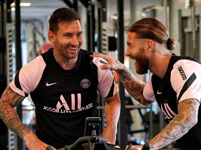 Hình ảnh Messi và 'kẻ thù không đội trời chung' ôm nhau thắm thiết gây bão truyền thông