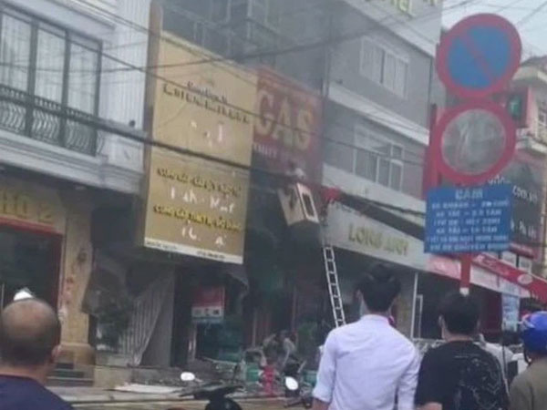 Tổng Giám đốc EVN gửi thư khen ngợi 2 nhân viên điện lực giải cứu kịp thời 2 em nhỏ trong vụ cháy cửa hàng gas ở Sa Pa
