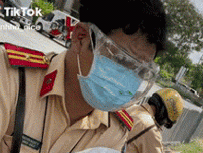 Cô gái nhờ người quen đưa đi tiêm vaccine vì 'không bắt được grab', dân tình vỗ tay vì thái độ cứng rắn của CSGT
