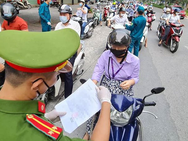 Cấp giấy đi đường sai đối tượng có thể bị phạt tù tới 15 năm