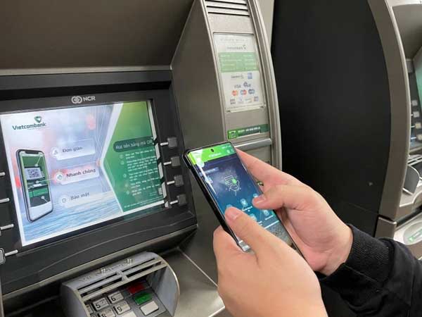 Hàng loạt ngân hàng miễn phí, giảm phí chuyển tiền online, rút tiền ATM, mức cụ thể ra sao?