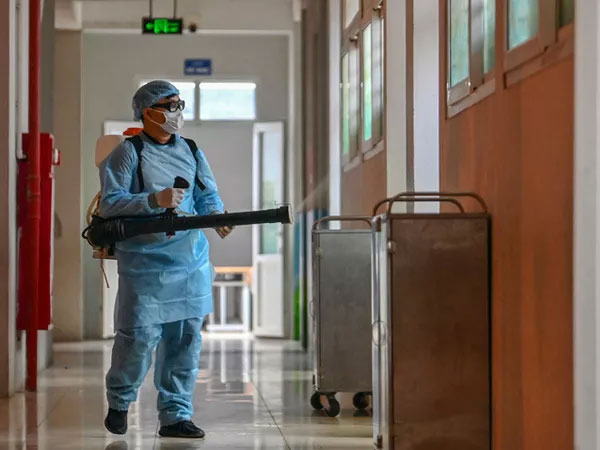 Bộ Y tế: Tuyệt đối không phun khử khuẩn lên người nhân viên y tế, bệnh nhân