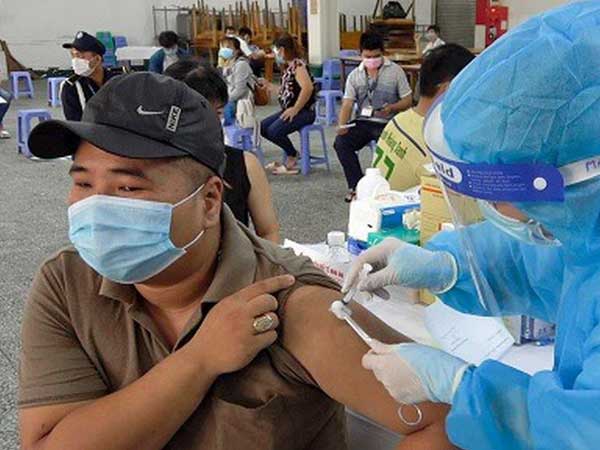 Tự uống thuốc chống dị ứng trước khi tiêm vắc xin theo 'kinh nghiệm trên mạng': Chuyên gia nói gì?