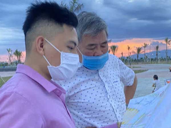 Những tỷ phú buôn đất siêu hạng thích mặc áo sơ mi cũ, đi dép cao su