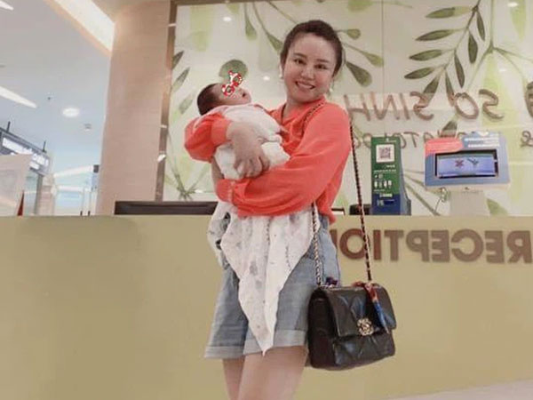 Vy Oanh chính thức lộ diện sau thời gian dài ở cữ để chăm con mới sinh, hiếm hoi hé lộ 1 góc gương mặt nhóc tỳ