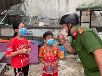Ra đường đánh cầu lông bị công an phạt, 2 nhóc tỳ nhất định không 'khai' địa chỉ nhà và cái kết khiến dân tình cười ngã ngửa