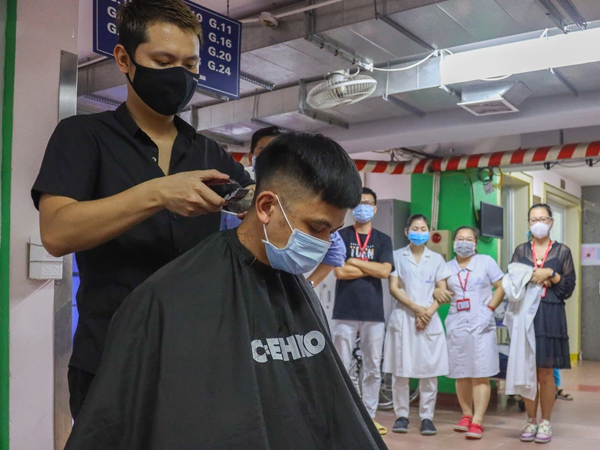 Ảnh: Hàng trăm y, bác sĩ Bệnh viện Đại học Y Hà Nội 'xuống tóc' chuẩn bị vào bệnh viện dã chiến