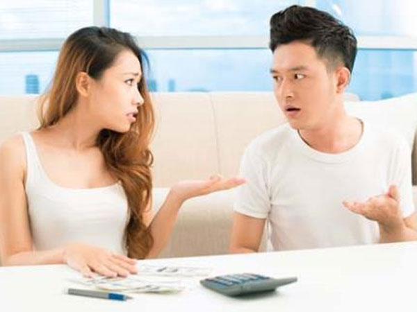 Bố mẹ ốm, em gái đang đi học còn gửi được tiền phụ giúp, anh trai lương 14 triệu lại chẳng gửi được đồng nào, dân mạng ngao ngán: 'Con thế này nuôi chỉ phí cơm!'
