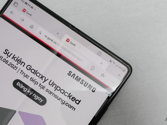 Sếp Xiaomi 'cà khịa' Samsung: 'Camera ẩn dưới màn hình mà vẫn lộ thì thà đục lỗ còn hơn'