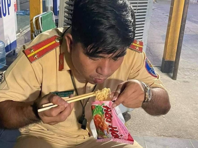 Khoảnh khắc chiến sĩ CSGT ăn vội gói mì không cần bát: Hóa ra là khắc tinh của "hội Racing boy" Bình Dương