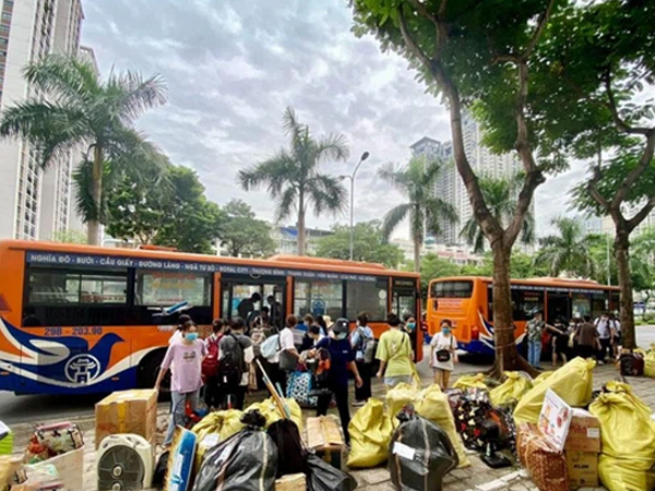 Hàng trăm sinh viên Hà Nội hối hả chuyển đồ, nhường KTX để thành lập cơ sở thu dung, điều trị bệnh nhân Covid-19