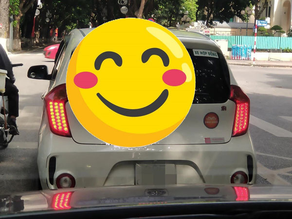 Thông báo liên quan đến dịch Covid-19 được dán sau kính ô tô khiến người đi đường rưng rưng