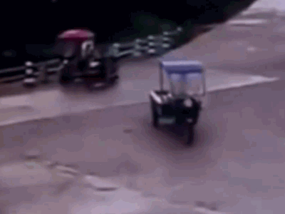 Video: Phản ứng cực nhanh, nữ tài xế thoát cú tông trực diện của xe tải