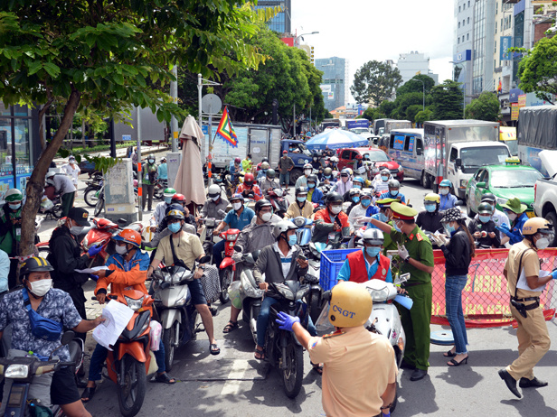 TP Hồ Chí Minh: Người dân vẫn đổ ra đường gây ùn tắc tại các chốt kiểm soát