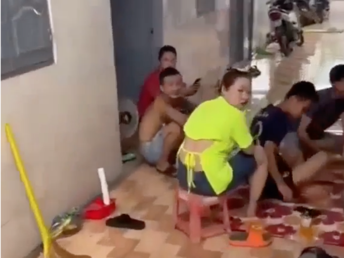 Nhóm người đang tụ tập đánh bài, cười nói vui vẻ thì bất ngờ hốt hoảng, im bặt khi thấy công an