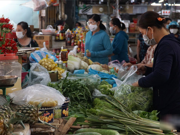 Trước giờ G dừng tất cả trong 7 ngày: Thịt đầy sạp, rau tràn hàng