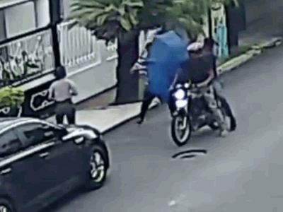 Video: Bị cướp giữa đường, nam thanh niên có màn phản đòn 'cực gắt'