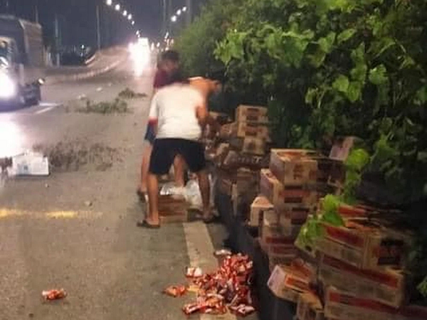 Xe tải làm rơi hàng trăm thùng mì trên đường, hành động của bà con Sài Gòn sau đó nhận 'nghìn like'