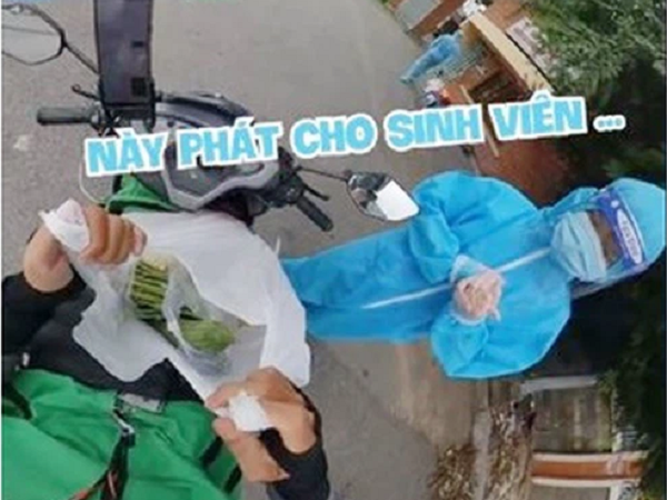 Anh shipper đầu đường xó chợ 'lừa tiền' cô bé sinh viên, thiên hạ ngồi xem rồi 'la ó': Gặp ông là tui ký đầu đó