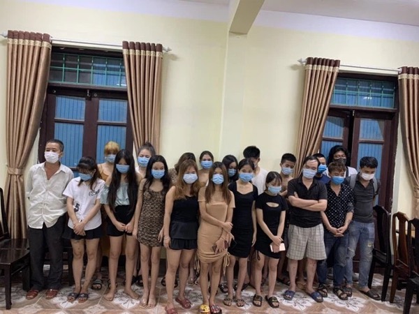 Quán karaoke bị 'đột kích', khách hát chui vào chuồng chó, chuồng gà, nhảy xuống ao bỏ trốn