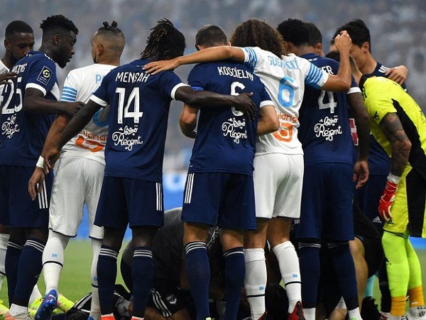 Cầu thủ Ligue 1 đột quỵ trên sân