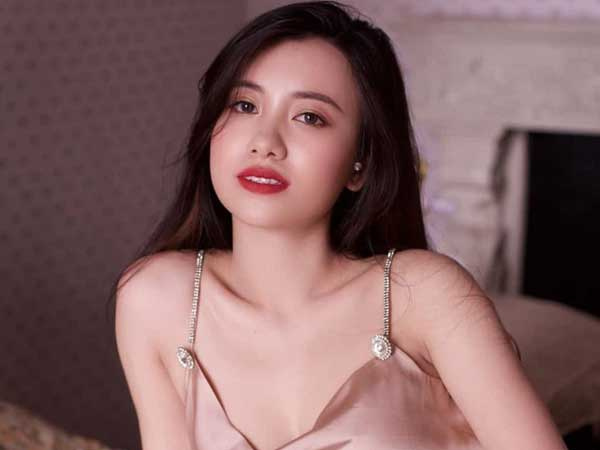 MC Thuý Quỳnh (Chị Ong Vàng) bị 'gạ' chat sex với giá 800 triệu, một gái xinh khác nhận tin nhắn mời mọc tương tự với giá 650 triệu