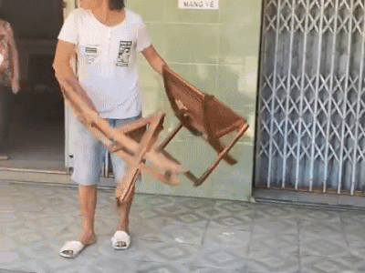 Bị nhắc nhở vì không đeo khẩu trang, người đàn ông vác ghế đánh công an