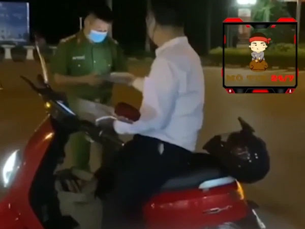 Người đàn ông tự nhận 'tao là tiến sĩ' chửi bới, xúc phạm cán bộ trực chốt, lớn tiếng thách thức 'bắt đi, cứ chờ đấy'