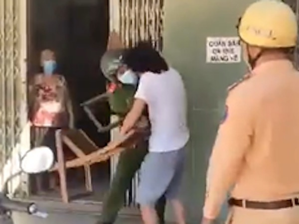 Vác ghế tấn công tổ tuần tra vì bị nhắc nhở không đeo khẩu trang