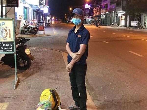 Cạn tiền vì mất việc làm, người đàn ông Nghệ An quyết định đi bộ 1.000 km về quê
