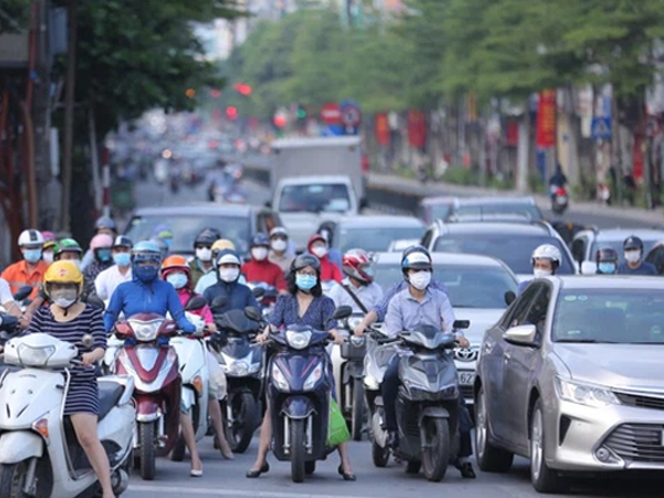 Ảnh: Đường phố Hà Nội tấp nập ngày đầu tuần dù đang giãn cách xã hội theo Chỉ thị 16