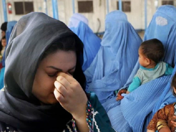 Tâm sự nghẹn đắng của phụ nữ Afghanistan lúc này: 'Chính tay tôi phải đốt những thành quả mình cố công đạt được suốt 24 năm qua'