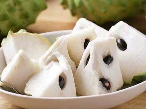 Bộ phận rất nguy hiểm của quả na: Ăn vào có thể gây ngộ độc, bỏng mắt, khi ăn na hãy cẩn trọng lược bỏ