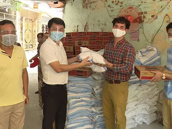 Bị mỉa mai chuyện đăng bài đi làm từ thiện, Xuân Bắc 'đáp trả' dí dỏm nhưng thâm thuý