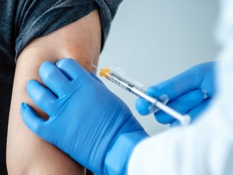 Người đàn ông ở TP.HCM tiêm 2 mũi vaccine Vero Cell trong chưa đầy 1 phút