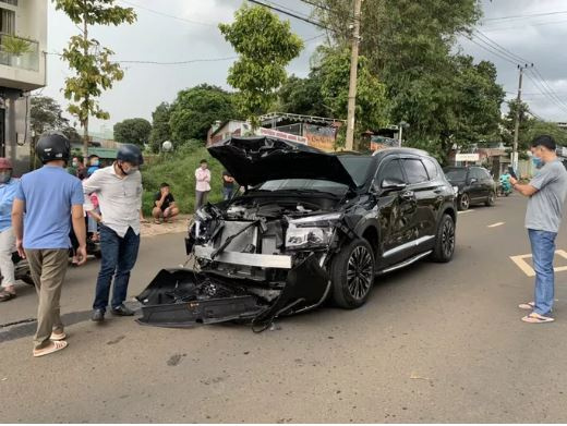 Hai ôtô rượt đuổi, nổ súng bắn như phim hành động giữa phố
