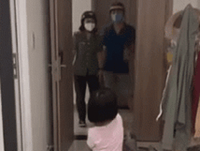 Ba mẹ ở tuyến đầu chống dịch về nhà chốc lát sau nhiều tháng xa cách, phản ứng của bé gái khiến nhiều người 'cay mắt'