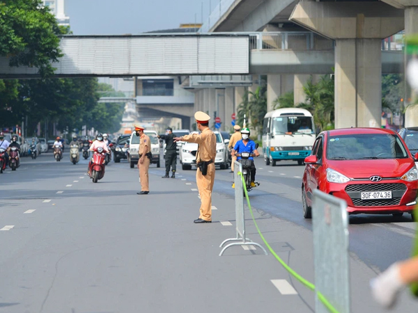 Ảnh: 'Phiên bản 141 nâng cấp' kiểm soát người dân Hà Nội ra đường như thế nào?