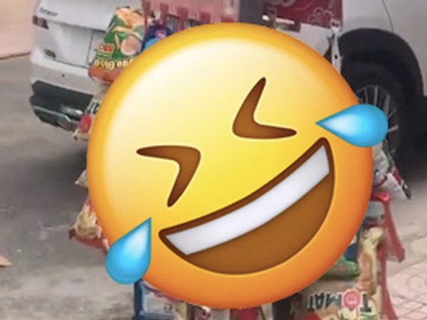 Cô bán hàng 'lú lẫn' nhất Việt Nam: Dọn đồ về nhưng lại bỏ quên thứ này trên… cột điện, chẳng biết số phận nó sẽ về đâu?