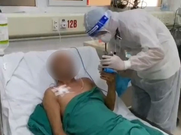 'Xin bác sĩ nhường chồng tôi thở máy' - Câu nói xúc động của cụ bà mắc Covid-19 và bức thư đặc biệt cụ ông gửi vợ từ phòng cấp cứu