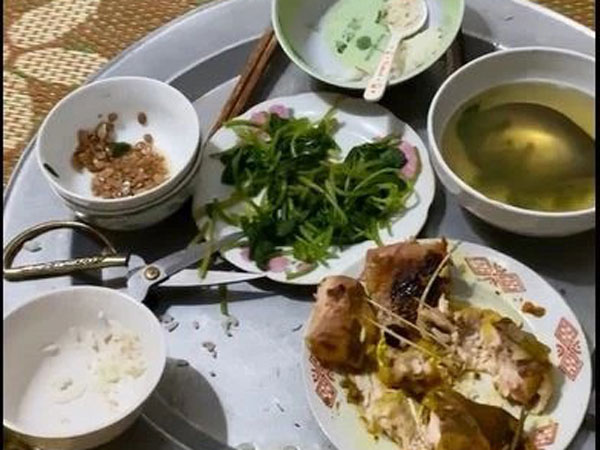 Sấp mải nấu cơm rồi đi dỗ con, tới khi nhìn mâm cơm nhà chồng để phần, nàng dâu ứa nước mắt vì uất ức
