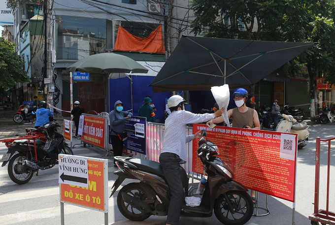 Hà Nội phong tỏa đoạn phố có 11 ca dương tính