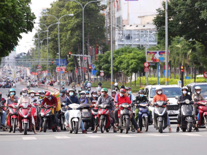 TP.HCM: Mỗi ngày khoảng 1 triệu lượt người ra đường, dự báo còn tăng