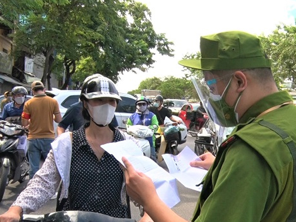 Hàng loạt người ra đường không có lý do bị tổ công tác đặc biệt xử lý