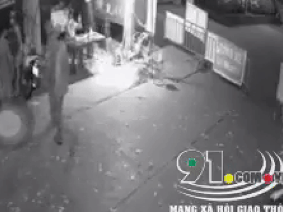 'Thông chốt' bất thành, người đàn ông đấm cán bộ trực chốt ngã văng xuống đất