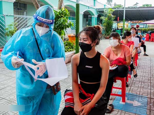 Ảnh: Người dân TP.HCM hào hứng xếp hàng chờ đợi tiêm vắc xin Sinopharm